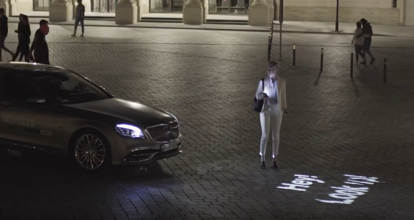 在影片中，Mercedes-Benz智慧頭燈甚至可以做出圖案、字樣與其他用路人互動